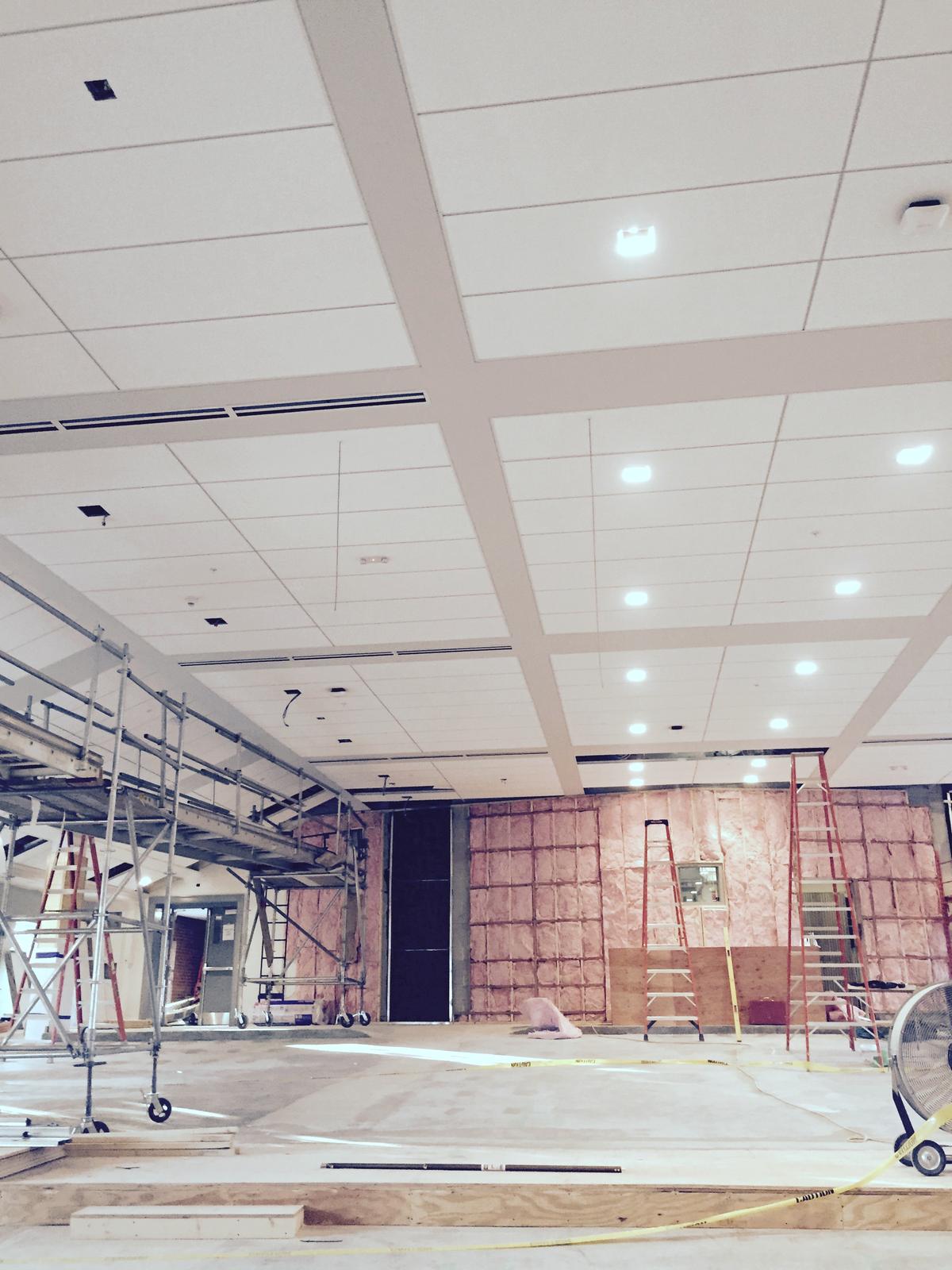 Large lay-in grid ceiling with recessed lights and linear diffusers